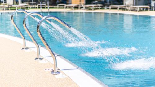 a water fountain in a swimming pool at Hotel President in Vasto