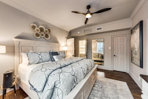 a bedroom with a bed and a ceiling fan at Modern Spacious 3 bed 3 12 bath suites in Dallas