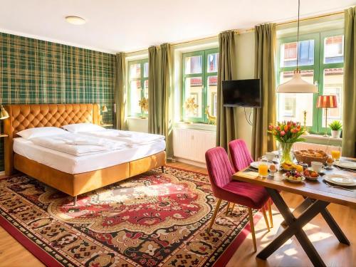 a bedroom with a bed and a table and chairs at Zentrale Ferienwohnung am Bad Muskauer Park 2 Schlafzimmer Parkplatz Top Lage in Bad Muskau