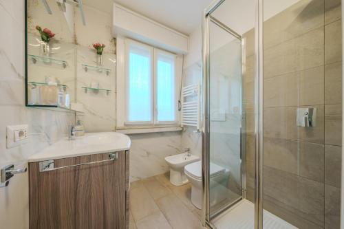 a bathroom with a toilet and a sink and a shower at Cristel Apartment - 15 min da Milano in Cormano