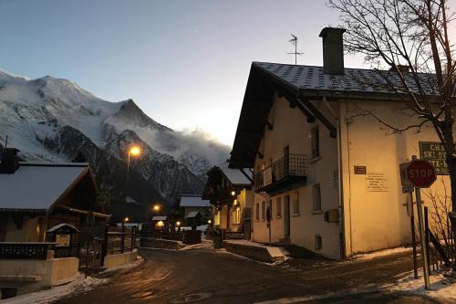 une rue dans une ville de montagne avec un panneau d'arrêt dans l'établissement Chalet-Ski-Station, à Chamonix-Mont-Blanc