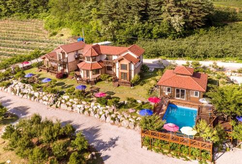 an aerial view of a house with a yard at bonghwa solbaram pensyeon in Bonghwa
