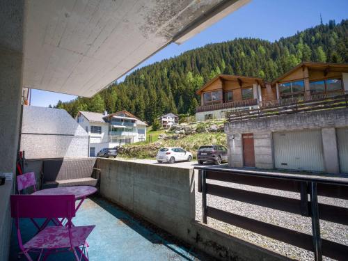 Bright 2BR Davos Apt with Parking and Balcony