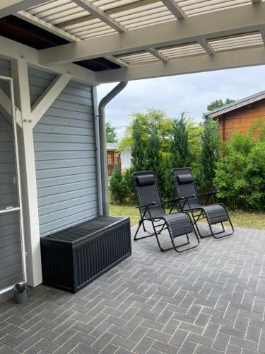 three chairs and a bench on a patio at Ferienhaus Usedom in Kamminke