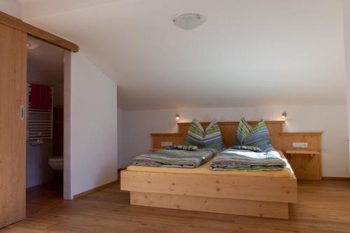 ミッタージルにあるHohe Tauernblickのベッドルーム1室(木製ベッド1台、枕付)