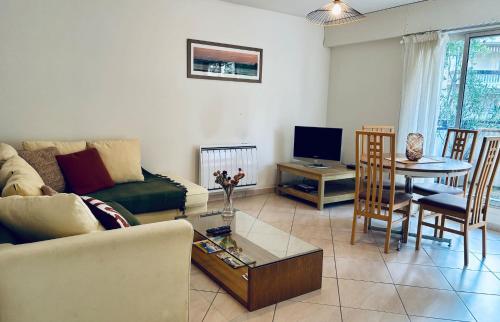 a living room with a couch and a table at Appt Lakeside - Hossegor centre - Terrasse in Hossegor