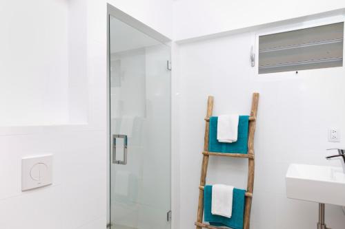 Et badeværelse på Ocean Huntu Oceanfront Apartments