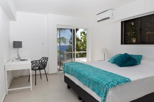 En eller flere senge i et værelse på Ocean Huntu Oceanfront Apartments