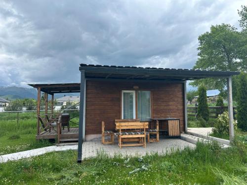 a small cabin with a table and a bench at V&V Hotel in Gyulagarak