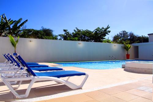 a pair of lounge chairs sitting next to a swimming pool at Hotel Anamela in Maní
