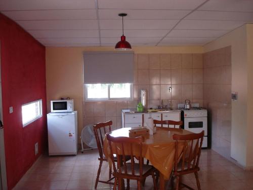 Una cocina o kitchenette en Cabañas El Labriego