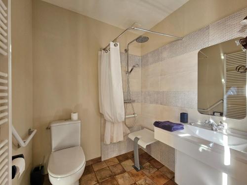 a bathroom with a toilet and a sink at Ty Kabiten appartement VUE MER in Locmariaquer