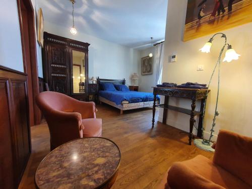 a living room with a blue couch and a table at Ty Kabiten appartement VUE MER in Locmariaquer