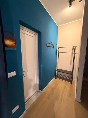 a room with a blue wall and a door at Sciuri House in CTA