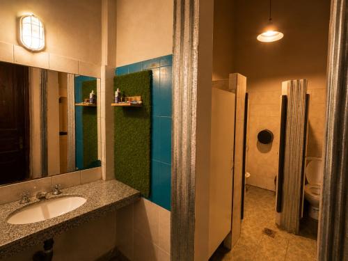a bathroom with a sink and a toilet at A la Gurda Hostel - Barrio Sur in San Miguel de Tucumán