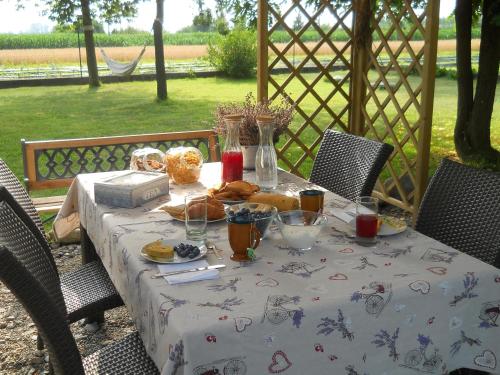 una mesa con un mantel con comida. en I 99 ulivi, en Cavour