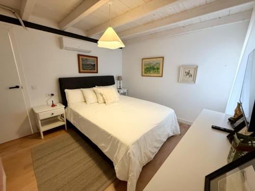 a bedroom with a white bed in a room at Posadas de Marí Casa Andreea 6 in Talavera de la Reina