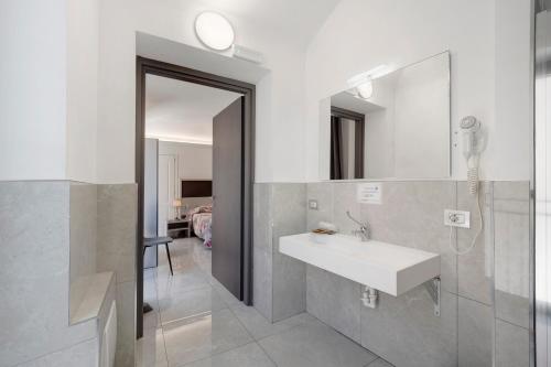 a bathroom with a sink and a mirror at Affitta Camere Novara in Novara