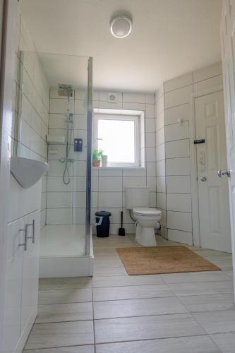Irene Suite I Cozy 2BRM Bungalow I Sleeps 6 I Close to Principality Stadium I Cardiff Castle I Wales Millennium Centre I WiFi I Parking and Easy Access to Barry Island photo 9