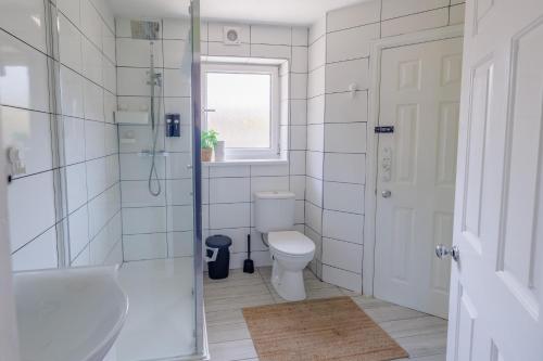 Irene Suite I Cozy 2BRM Bungalow I Sleeps 6 I Close to Principality Stadium I Cardiff Castle I Wales Millennium Centre I WiFi I Parking and Easy Access to Barry Island photo 4