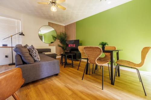 Irene Suite I Cozy 2BRM Bungalow I Sleeps 6 I Close to Principality Stadium I Cardiff Castle I Wales Millennium Centre I WiFi I Parking and Easy Access to Barry Island photo 24
