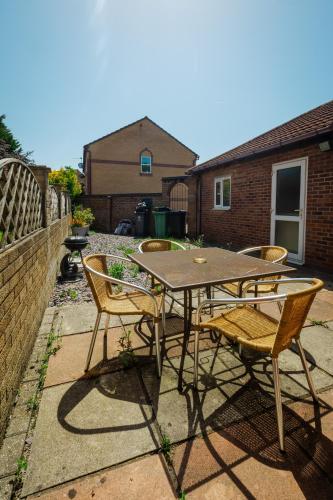 Irene Suite I Cozy 2BRM Bungalow I Sleeps 6 I Close to Principality Stadium I Cardiff Castle I Wales Millennium Centre I WiFi I Parking and Easy Access to Barry Island photo 26