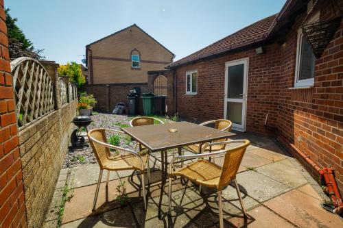 Irene Suite I Cozy 2BRM Bungalow I Sleeps 6 I Close to Principality Stadium I Cardiff Castle I Wales Millennium Centre I WiFi I Parking and Easy Access to Barry Island photo 7