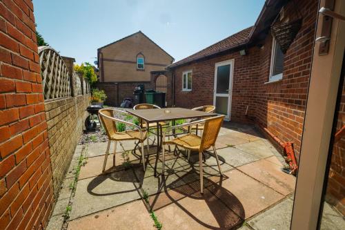 Irene Suite I Cozy 2BRM Bungalow I Sleeps 6 I Close to Principality Stadium I Cardiff Castle I Wales Millennium Centre I WiFi I Parking and Easy Access to Barry Island photo 27