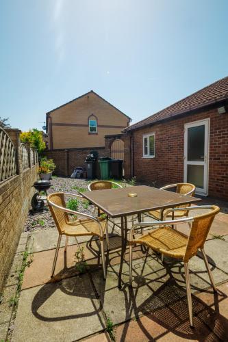 Irene Suite I Cozy 2BRM Bungalow I Sleeps 6 I Close to Principality Stadium I Cardiff Castle I Wales Millennium Centre I WiFi I Parking and Easy Access to Barry Island photo 28