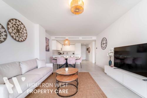 Private Garden Apartment - Pool Access and Terrace Near Carvajal Beach, Fuengirola