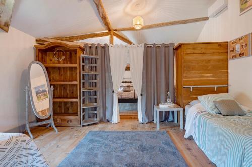 ein Schlafzimmer mit einem Bett und einem Fenster in einem Zimmer in der Unterkunft Chambres D'hôtes Baladous in Montgaillard-de-Salies
