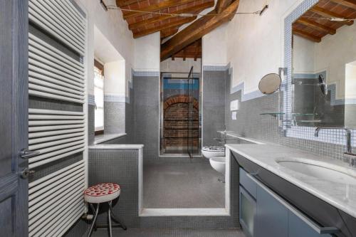 a bathroom with two sinks and two toilets at Podere Il Pozzangone by Geco Vacation Rentals in Lucignano