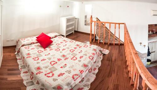 ein Schlafzimmer mit einem Bett mit einem roten Kissen darauf in der Unterkunft Miniloft-Angy-Navigli in Mailand