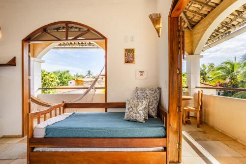 a bed in a room with a window at Villa Medina Oasis in Jericoacoara