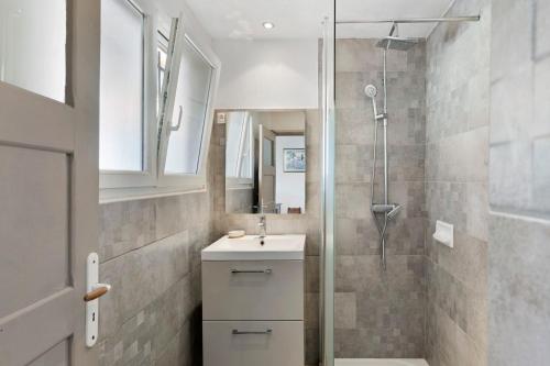 a bathroom with a sink and a shower at Gîte rural chez Michel in Soulatgé