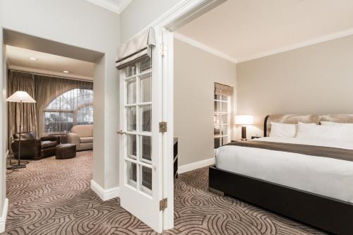 Ένα ή περισσότερα κρεβάτια σε δωμάτιο στο Montecito Inn