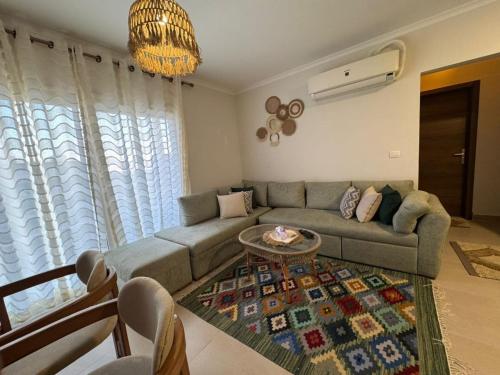 a living room with a couch and a table at عائلي ومريح in Zāwiyat al ‘Awwāmah