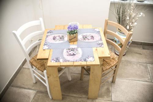 ナポリにあるBed & Breakfast Lady-Bの木製テーブル(椅子4脚、花のテーブル付)
