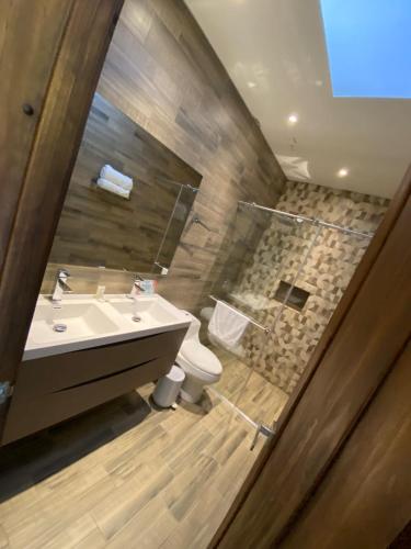 a bathroom with a sink and a toilet at Hotel Campestre Santa Lucia in Montenegro