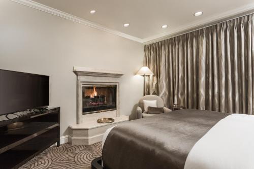 Ένα ή περισσότερα κρεβάτια σε δωμάτιο στο Montecito Inn