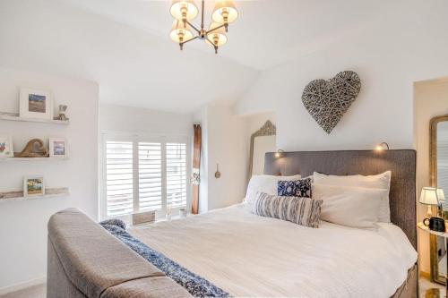 a bedroom with a bed with a heart on the wall at 2 Bed in Mumbles oc-t42823 in The Mumbles