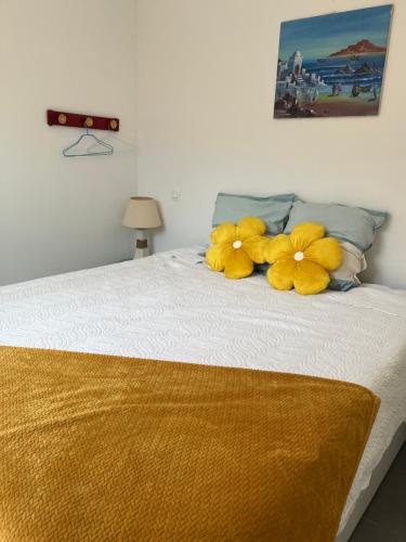 two stuffed animals on top of a bed at La maison du bonheur in Audenge