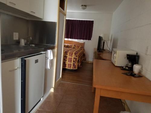 a small kitchen with a bed in a room at San Juan Motel in Anacortes