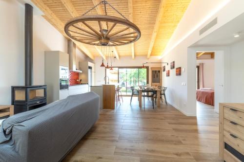 a kitchen and living room with a couch and a chandelier at Casa Romaní– Alojamiento acogedor in Miánegas