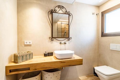 a bathroom with a sink and a mirror at Casa Romaní– Alojamiento acogedor in Miánegas