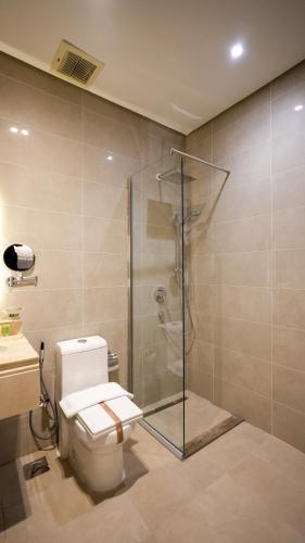 a bathroom with a toilet and a glass shower at سنود النرجس Snood Al Narjis in Riyadh