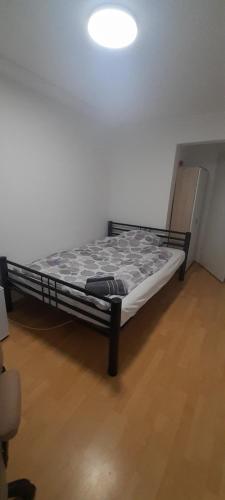 a bedroom with a bed in a room at Ela Gar 1 WG Zimmer Wohngemeinschaft in Garsten