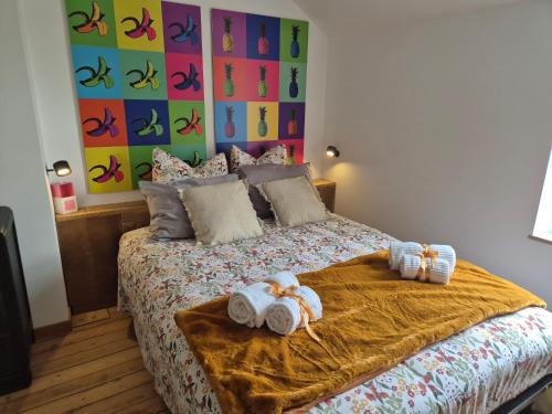 a bedroom with a bed with towels on it at M28 - Maison de campagne avec climatisation in Barby