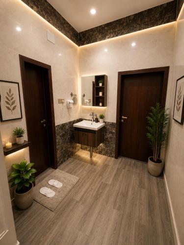 a bathroom with a sink and a mirror at ليالي أكنان للشقق المخدومة فرع2 in Abha