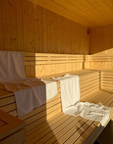 a sauna with a bed and towels in it at Lindesnes Havhotel in Spangereid